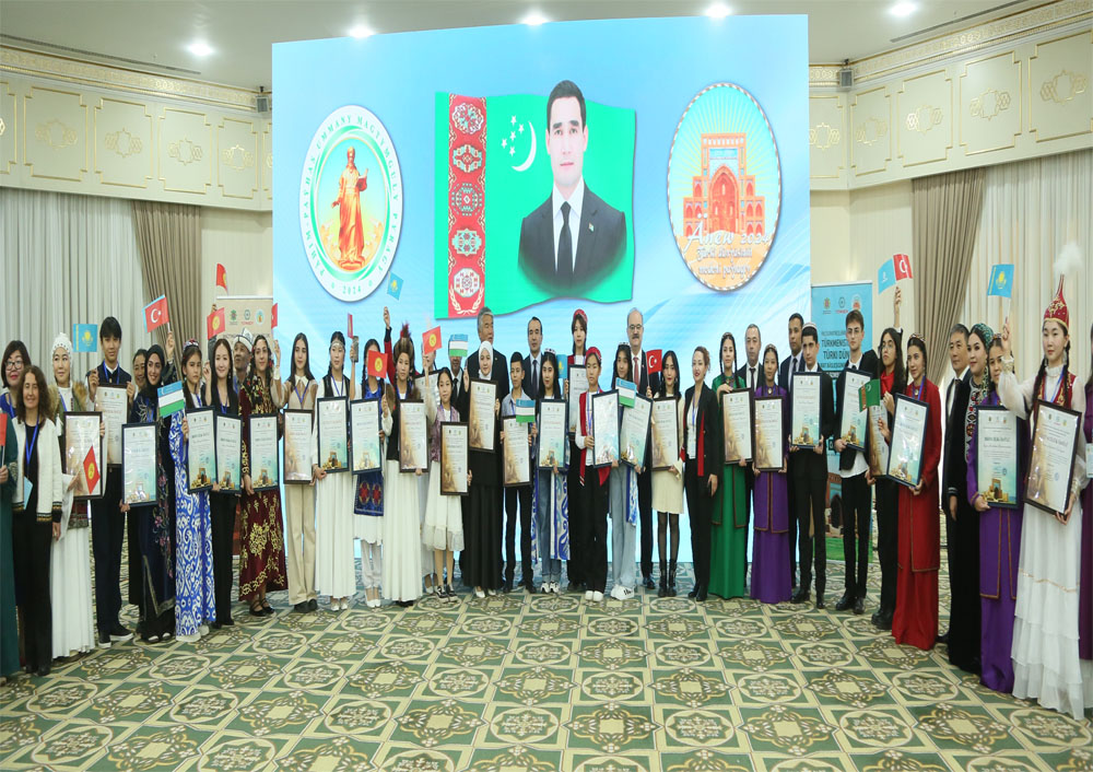 Daşary ýurt wekiliýetleriniň we mekdep okuwçylarynyň Türkmenistana eden sapary wagtynda ýeňijileri sylaglamak dabarasy